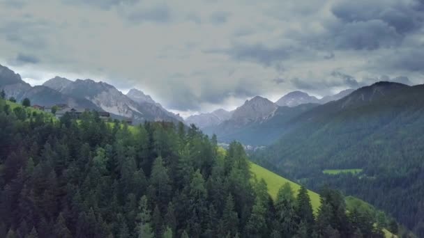 Flug aus der Luft über die Dolomiten — Stockvideo