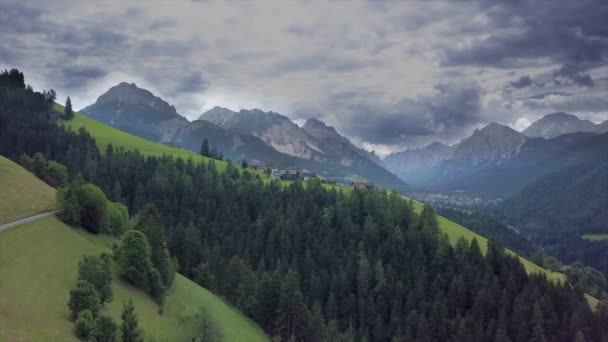 Flug aus der Luft über die Dolomiten — Stockvideo