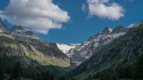 Nubes se mueven sobre los Alpes italianos . — Vídeo de stock