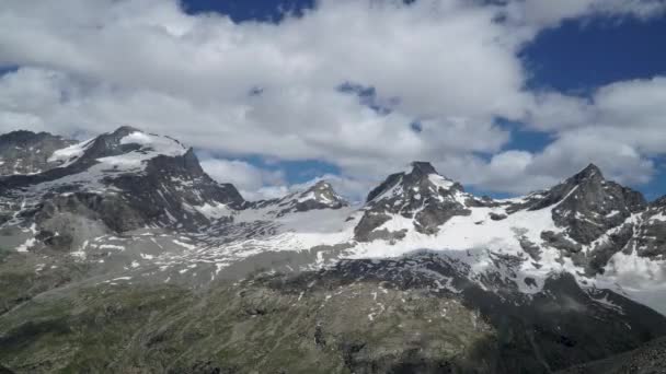 Nuvens se movem sobre os Alpes italianos . — Vídeo de Stock