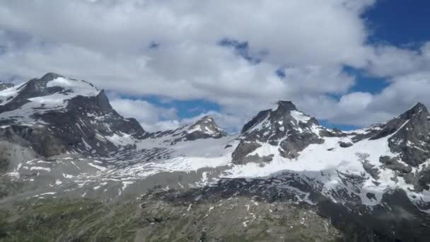 Облака движутся над Итальянскими Альпами . — стоковое видео