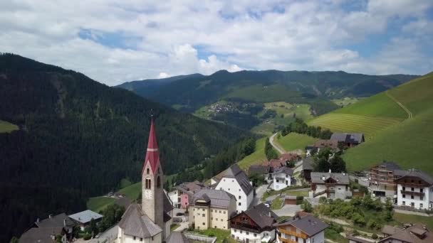 Aldeia Alpina nas Dolomitas — Vídeo de Stock