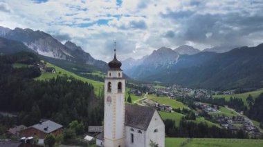 Dolomitlerdeki Alp Köyü