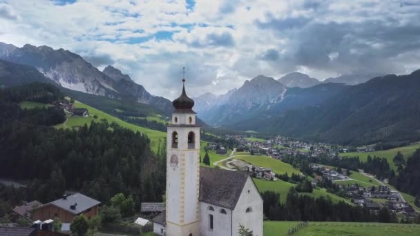 Alpendorf in den Dolomiten — Stockvideo