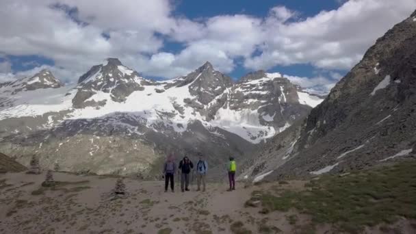 Туристы на перевале в Альпах — стоковое видео