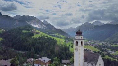 Dolomitlerdeki Alp Köyü