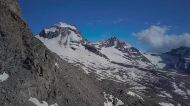 Alp Dağları 'nın üzerinden uçarken