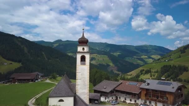 Alpendorf in den Dolomiten — Stockvideo