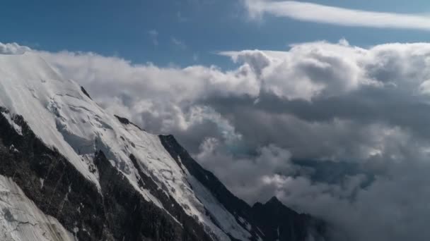 Las nubes se mueven por los Alpes europeos — Vídeos de Stock