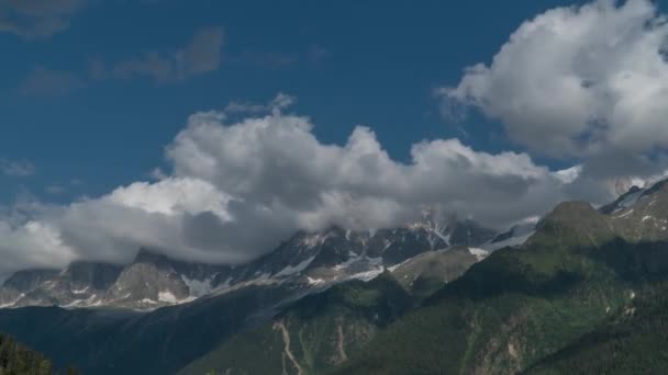 Nubes se mueven sobre los Alpes italianos . — Vídeo de stock