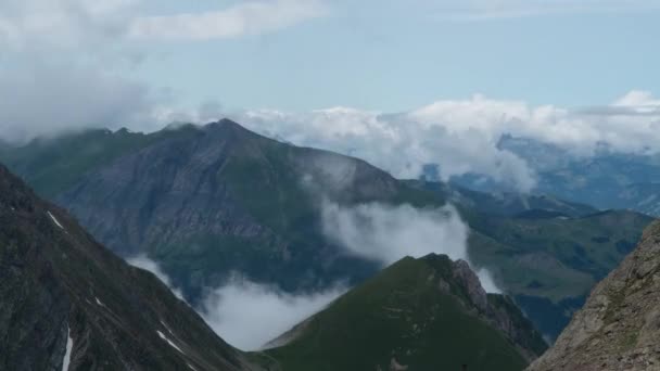 Chmury poruszają się po Alpach europejskich — Wideo stockowe