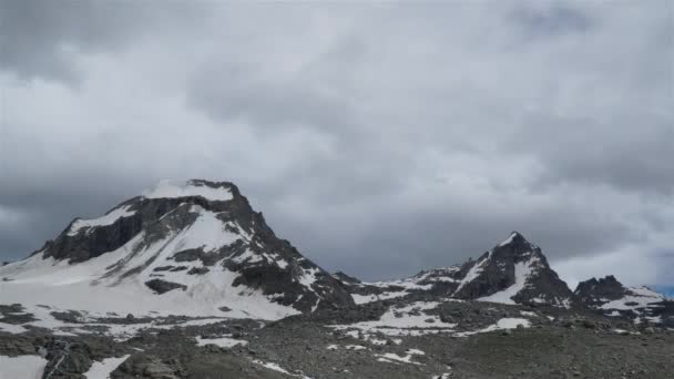 Nubes se mueven sobre los Alpes italianos . — Vídeo de stock