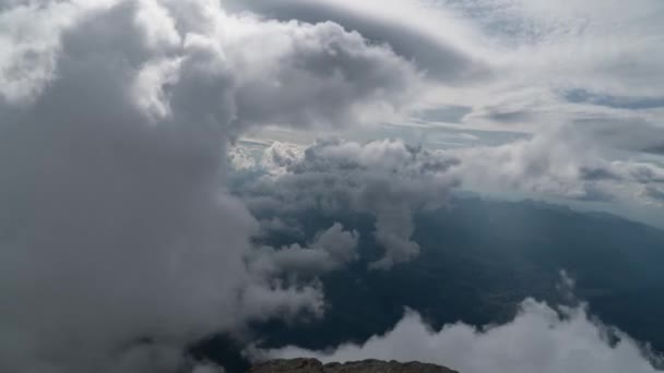 Nuvens se movem sobre os Alpes europeus — Vídeo de Stock