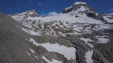 Alp Dağları 'nın üzerinden uçarken