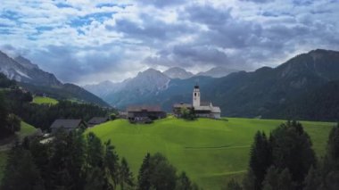 Dolomitlerdeki Alp Köyü