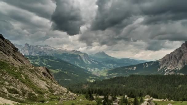 Nubes se mueven sobre los Dolomitas — Vídeos de Stock