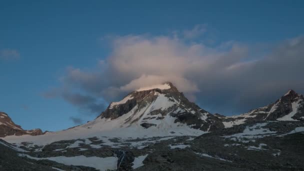 Nubes se mueven sobre los Alpes europeos — Vídeo de stock