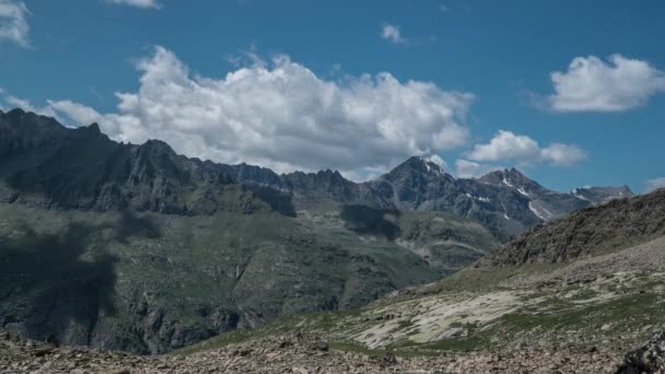 Облака движутся над европейскими Альпами — стоковое видео