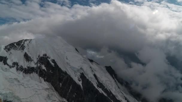 Nuvens se movem sobre os Alpes europeus — Vídeo de Stock