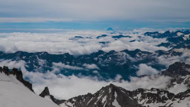 Nuvens se movem sobre os Alpes europeus — Vídeo de Stock