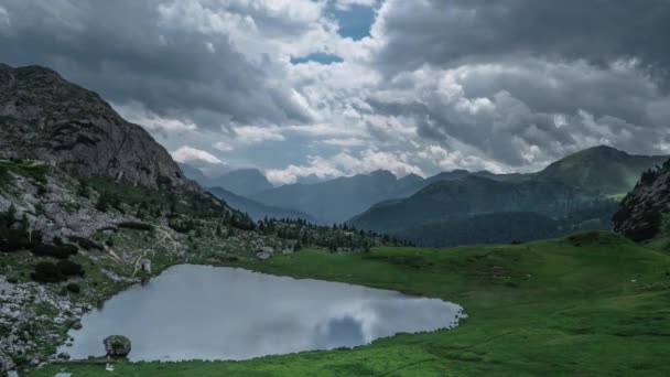 Nuvole di pioggia che si muovono sul lago e sulle montagne — Video Stock