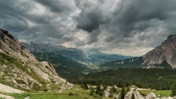Nuvens se movem sobre as Dolomitas — Vídeo de Stock