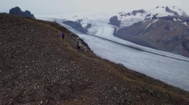 Turistler Kristinartindar tepesine tırmanmaya