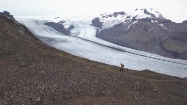 Turist Kristinartindar tepesine tırmanıyor