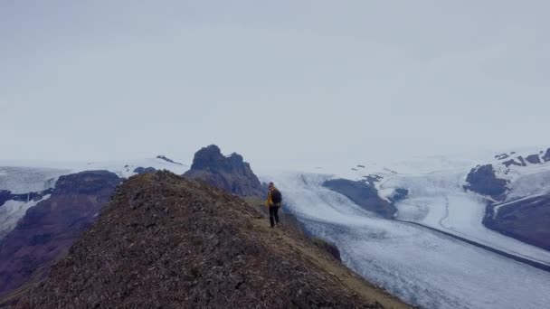 Turist klättrar till toppen av Kristinartindar — Stockvideo