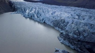 İzlanda'da Svnafellsjkull Buzulu