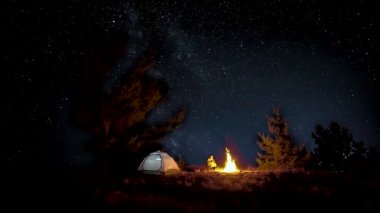 Gece Ateşin Yanında Bir Adam