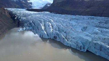 İzlanda'da Svnafellsjkull Buzulu