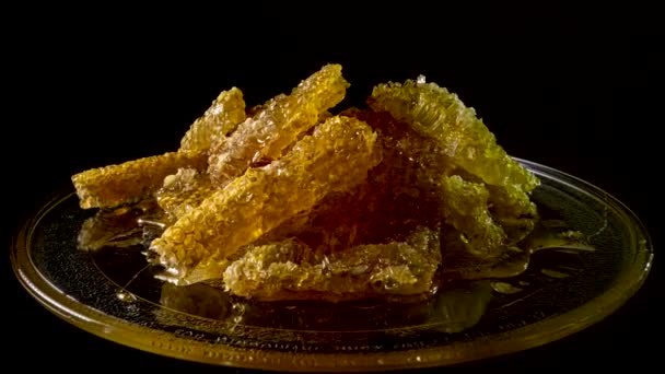 Honeycombs se otáčí na skleněné misce — Stock video