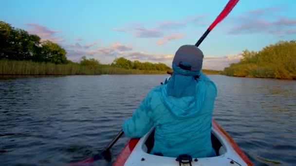 Una mujer está haciendo kayak — Vídeos de Stock