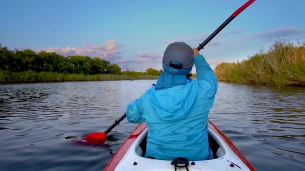 Una donna sta facendo kayak — Video Stock