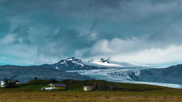 Хмари перелітають через гори в Ісландії — стокове відео