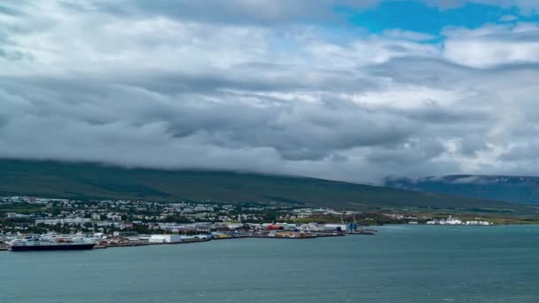Nuvens se movem sobre a cidade icelandic Akureyri — Vídeo de Stock