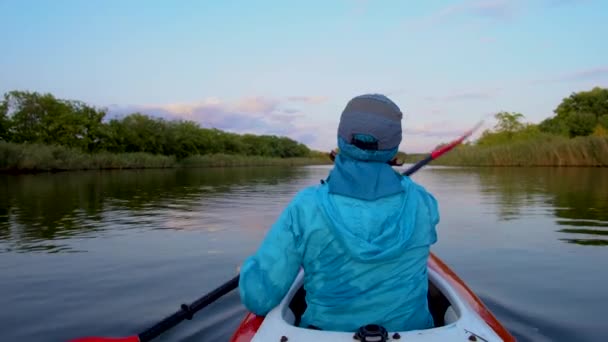 Una mujer está haciendo kayak — Vídeo de stock