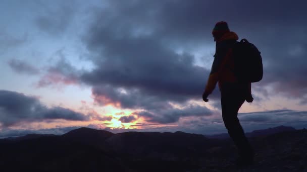 Człowiek stojący na szczycie góry — Wideo stockowe