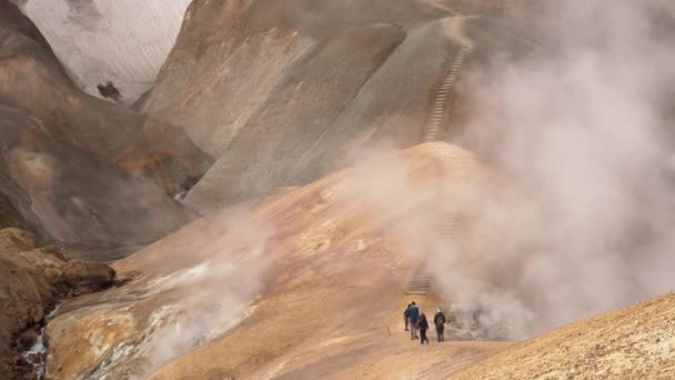 Туристы прогуливаются по Геотермальному району Керлингарфьоль — стоковое видео