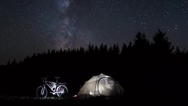 Un homme lit un livre dans une tente — Video