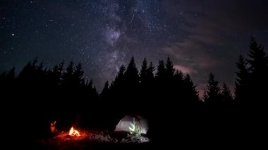 Gece Ateşin Yanında Bir Adam
