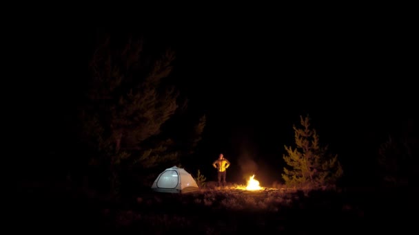 Gece Ateşin Yanında Bir Adam — Stok video