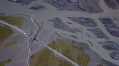 İzlanda 'daki Buzul Nehri ve Yolu' nun Hava Görüntüsü