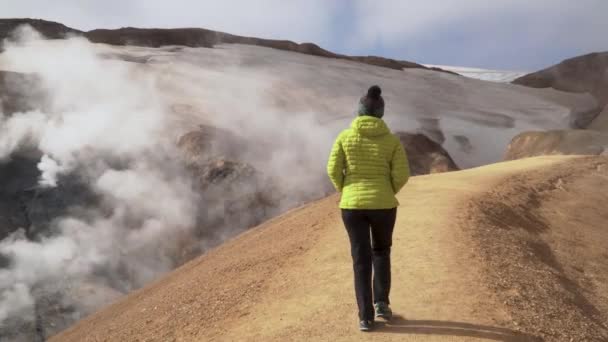 Žena kráčí v kerlingarfjoll geotermální oblasti. — Stock video