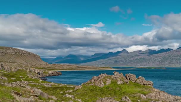 Nubes se mueven sobre las montañas en Islandia — Vídeos de Stock