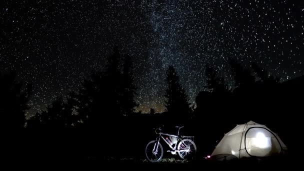 Människan i ett tält på natten i skogen — Stockvideo