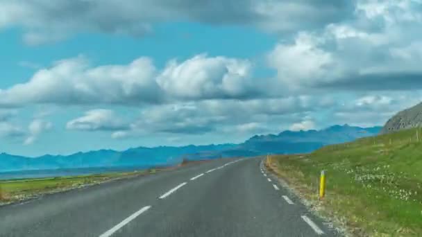 Auto rijden op de weg naar IJsland — Stockvideo