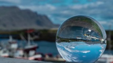 Bir Cam Topun Arkasından Göster