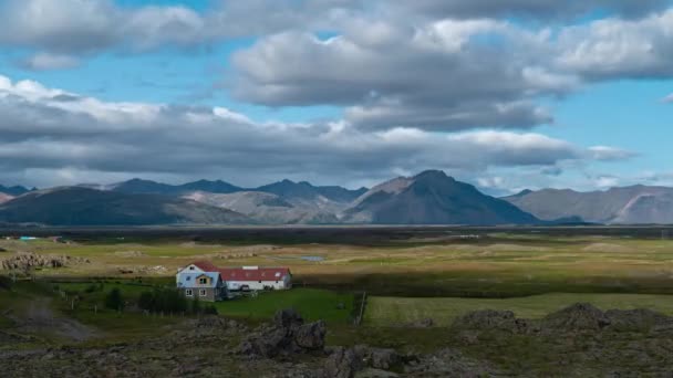 Wolken bewegen zich over de bergen en de vlakte in IJsland — Stockvideo